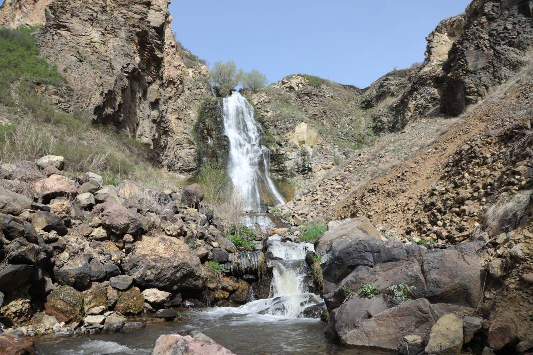 Karlar eridi Susuz Şelalesi’nde kartpostallık görüntüler oluştu - Resim: 4